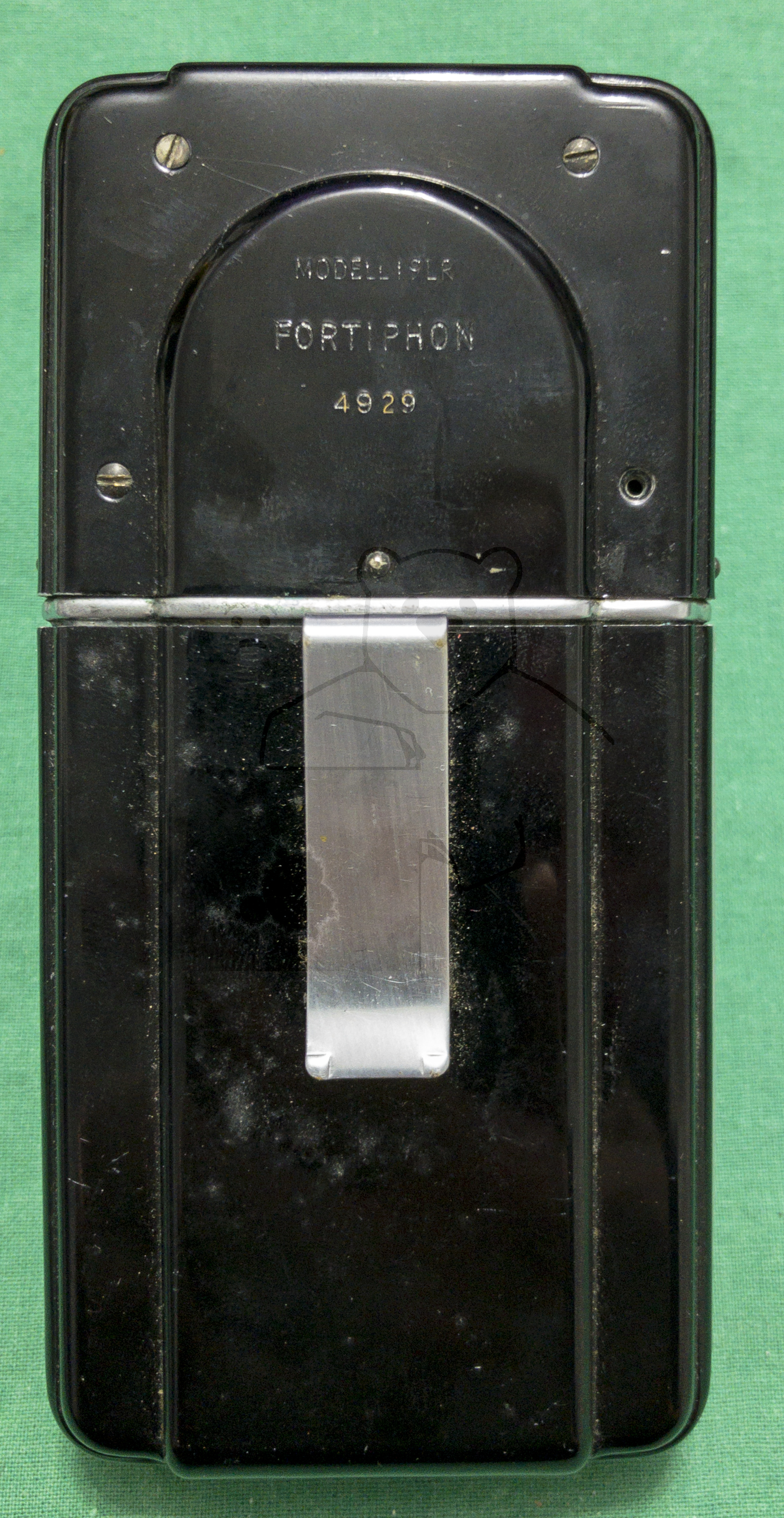 Hörgerät "Fortiphone Type 20", ca. 1949, Gerät, Rückansicht mit Halteklammer